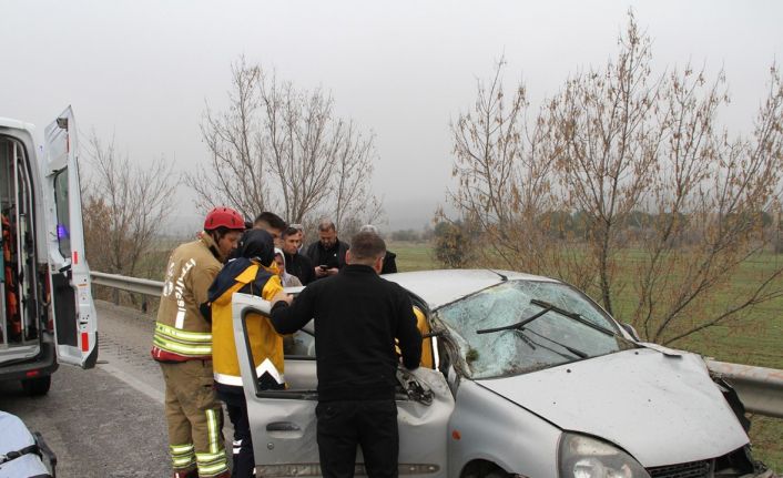Kontrolden çıkan otomobil refüje ve bariyerlere çarptı: 1 ölü, 1 yaralı