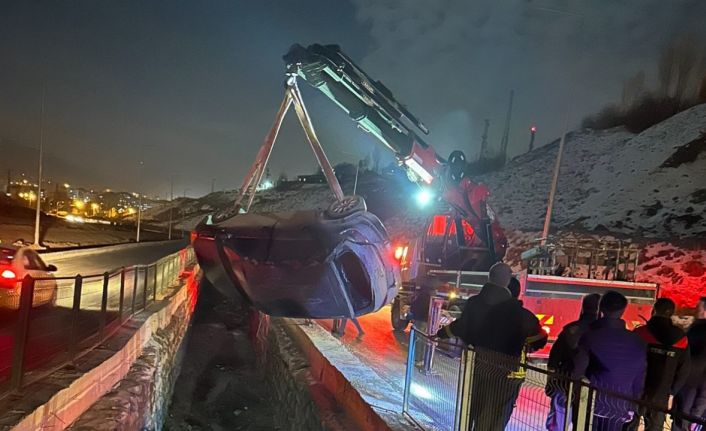 Kontrolden çıkan otomobil su kanalına düştü: 1 yaralı