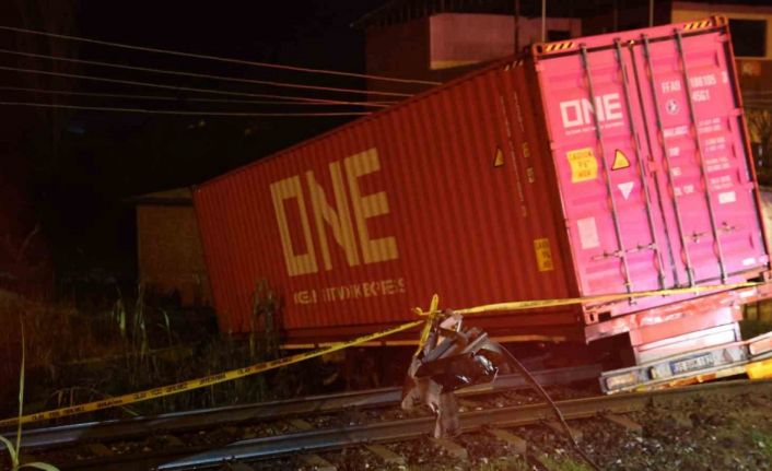 Kontrolden çıkan tırın raylara uçtuğu kazada tren seferleri durduruldu: 1 ölü