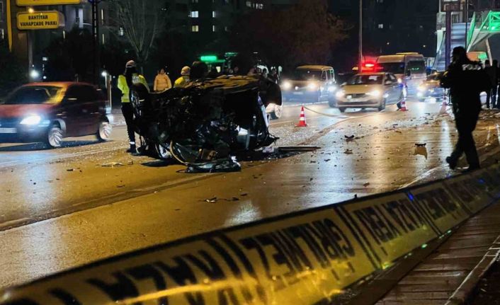 Kontrolden çıkıp ağaca çarpan otomobil alev aldı: 1’i ağır 2 yaralı