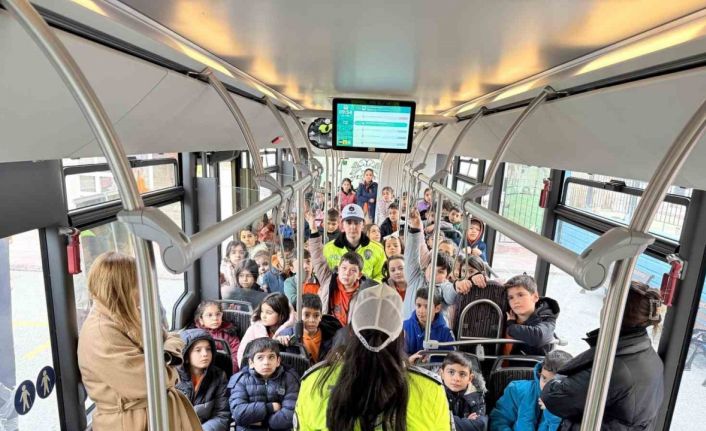Konya Büyükşehir’in nezaket otobüsü öğrencilere trafik kültürünü aşılıyor