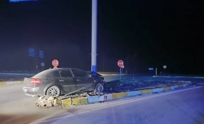 Konya’da otomobil refüje çıktı: 3 yaralı