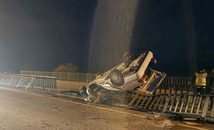 Köprü demirlerine çarpan araç hurdaya döndü: 1 ölü, 3 yaralı