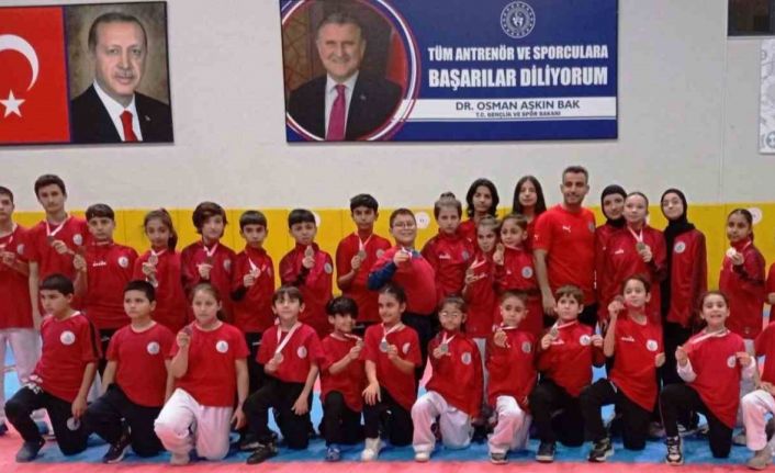 Körfez’in genç ve minik karatecileri 23 madalya aldı