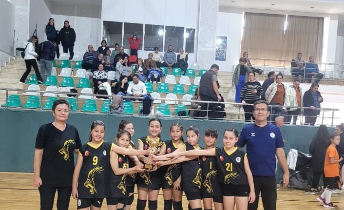 Köyceğizli minikler Voleybol Turnuvası’nda şampiyon oldu