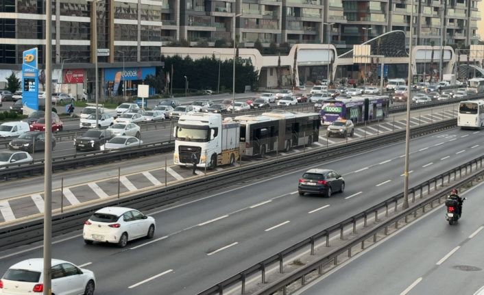 Küçükçekmece’de metrobüs yangını