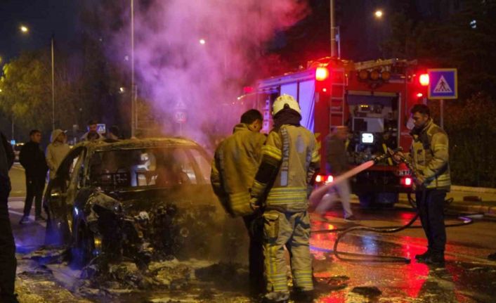 Küçükçekmece’de seyir halindeki otomobil alev topuna döndü
