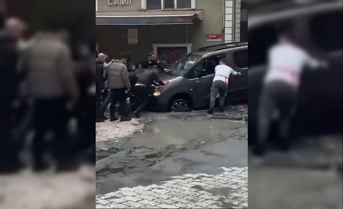 Küçükçekmece’de yağmur sonrası çöken yolda, araçlar çukura düştü