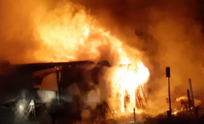 Kümesi alev alev yandı, karşısına geçip "Canımız sağ, ben de yanabilirdim" dedi