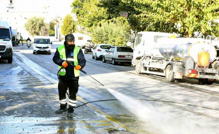 Kuşadası Belediyesi’nden detaylı temizlik çalışması
