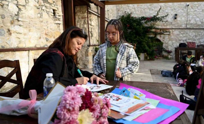 Kuşadası’nda çocuklara hem kitap hem hayvan sevgisi aşılandı