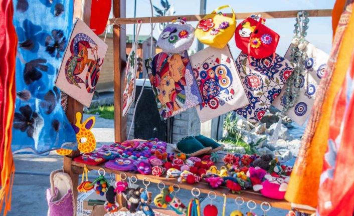 Kuşadası’nda kurulan yılbaşı pazarı rengarenk görünümüyle ilgi odağı oldu