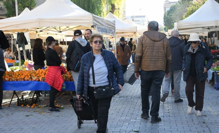 Kuşadası’nda Yerel Üretici Sergisi’nın tezgahları kışa özgü sebze ve meyvelerle doldu