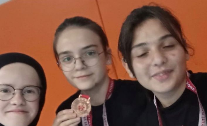 Kütahya Akşemsettin Kız Anadolu İmam Hatip Lisesi’nin masa tenisi başarısı