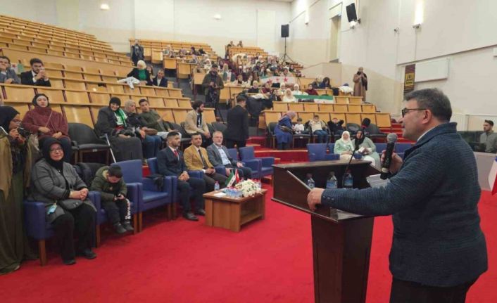 Kütahya’da eğitim gören Suriyeli öğrenciler, Baas rejiminin devrilmesinin birinci yıl dönümünü kutladı