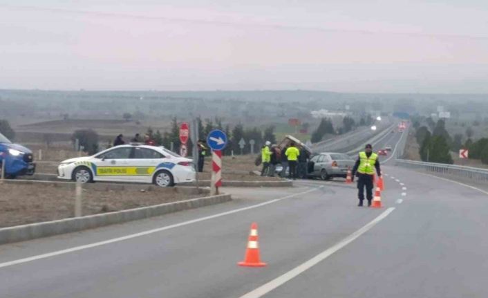 Kütahya’da otomobil ile traktör çarpıştı: 2 yaralı