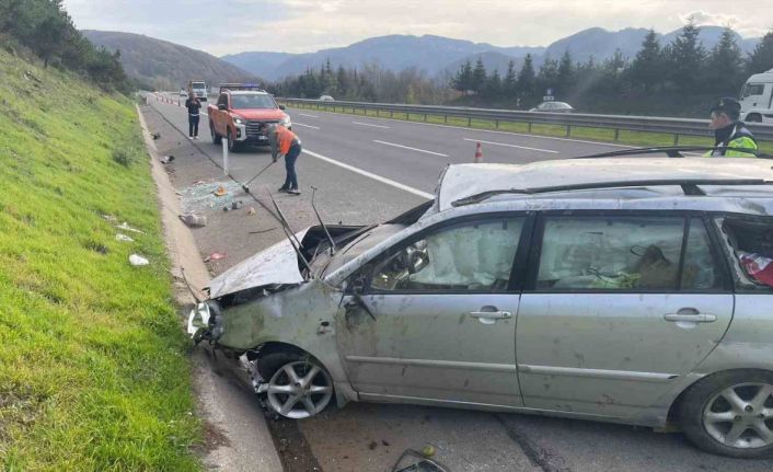 Lastiği patlayan otomobil bariyere çarpıp takla attı