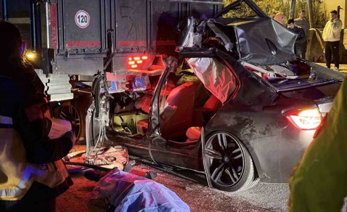 Lüks otomobil kamyona ok gibi saplandı: 1 ölü, 2 yaralı