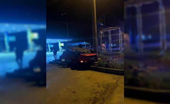 Lüleburgaz’da takla atan otomobildeki 2 kişi yaralı olarak kurtuldu
