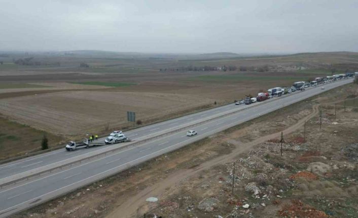 Maddi hasarlı kaza kara yolunu tek yönlü ulaşıma kapattı