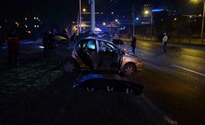 Malatya’da kontrolden çıkan araç trambüs direğine çarptı: 1 ölü 1 ağır yaralı