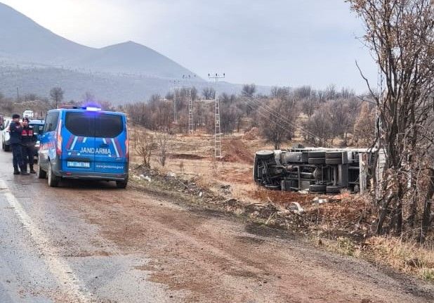 Malatya’da kontrolden çıkan kamyon devrildi: 1 yaralı
