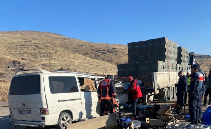 Malatya’da tır ile minibüs çarpıştı: 3 ölü