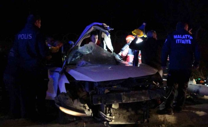 Malatya’da trambüs direğine çarpan araç kağıt gibi dağıldı: 1’i ağır 2 yaralı