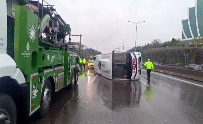 Maltepe’de servis minibüsü devrildi: 5 yaralı