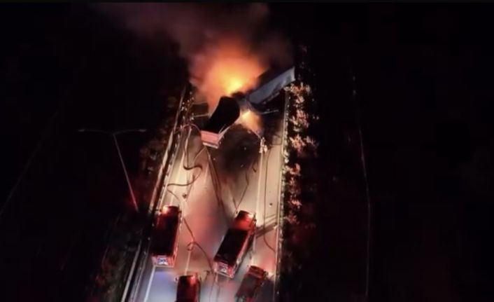 Manisa’da kaza yapan tırlar alev aldı