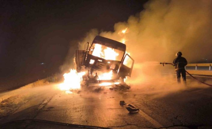 Mardin’de çarpışan iki tırdan biri yandı