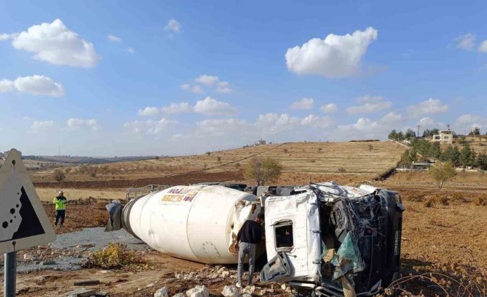 Mardin’de devrilen beton mikserinin sürücüsü yaralandı