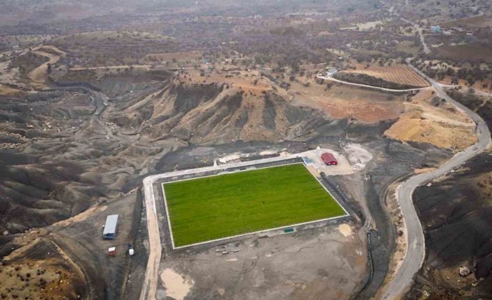 Mardin’de UEFA standartlarında çim yüzeyli futbol sahasında sona gelindi