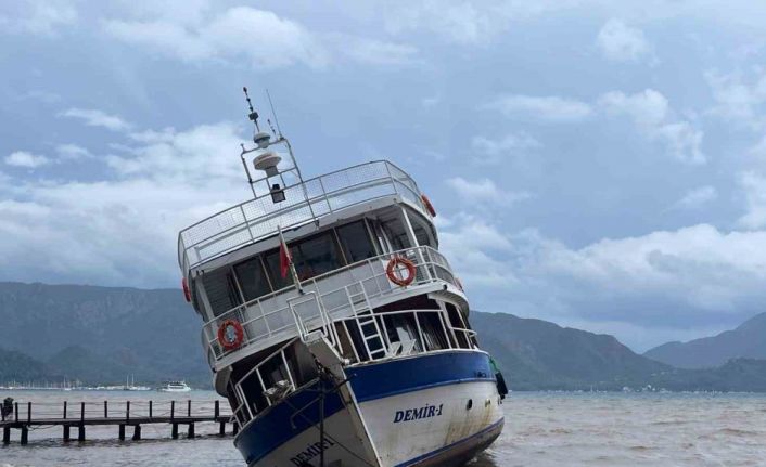 Marmaris’te iskeleye çarpan tekne karaya oturdu
