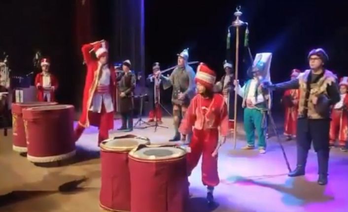 Mehteranda kösü düşmana vurur gibi vuran genç sosyal medyayı salladı