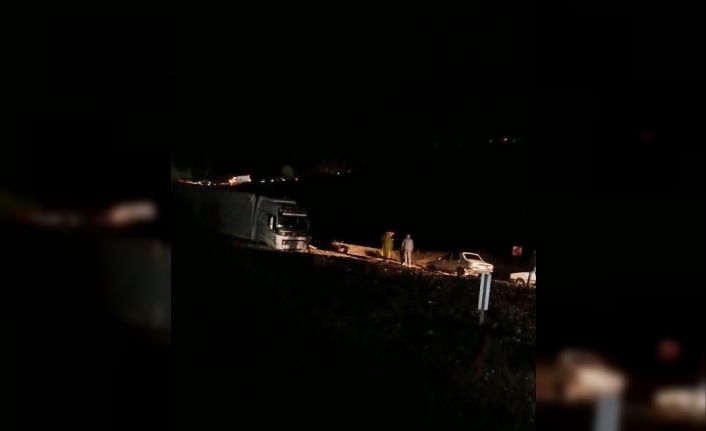 Mersin-Antalya arasında selle gelen mucurlar yolu kapattı