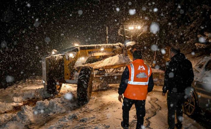 Mersin Büyükşehir Belediyesi, kar yağışına karşı 13 ilçede 7/24 teyakkuzda