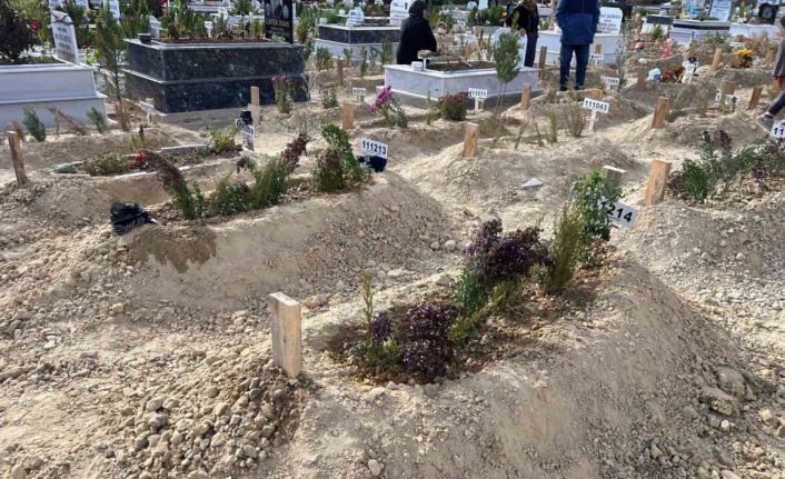 Mersin’de komşusu tarafından öldürülen anne ve oğlu toprağa verildi