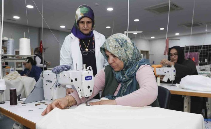 Mersin’de özel birey anneleri dikiş kursunda hem üretiyor hem sosyalleşiyor