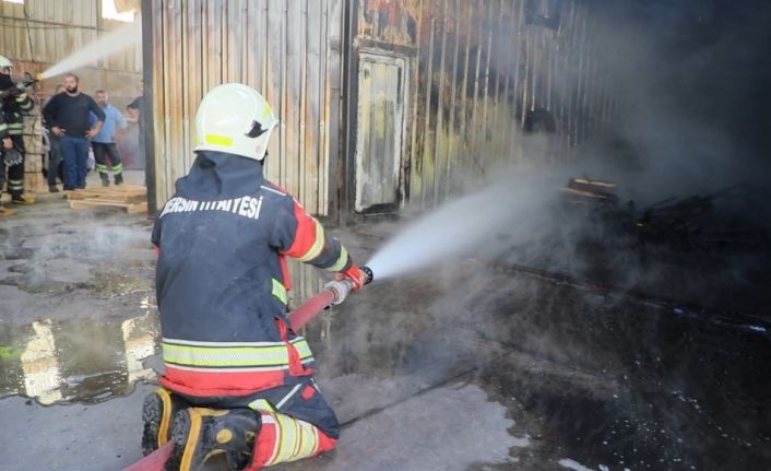 Mersin’de palet imalathanesinde çıkan yangın kontrol altına alındı