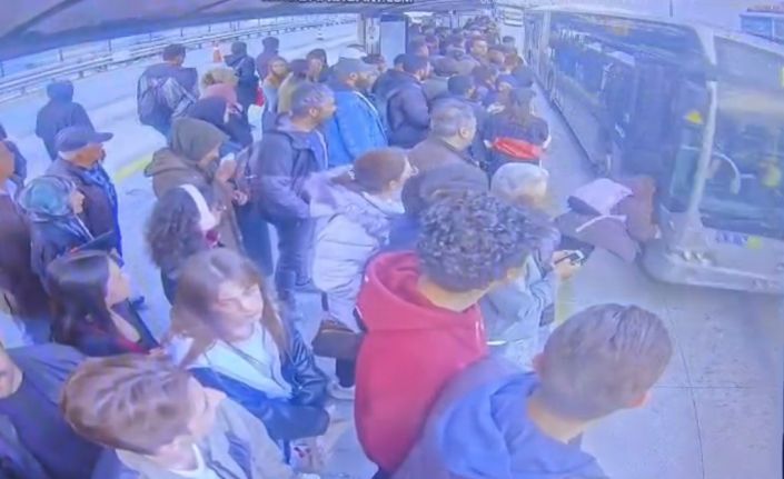Metrobüs durağında dehşet anı: Bayılan kız metrobüsün önüne düştü