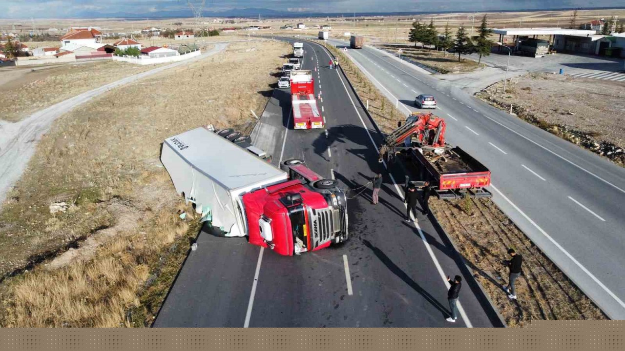 Meyve yüklü tır devrildi