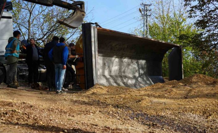 Mıcır yüklü kamyonun damperi devrildi, sürücü bayıldı