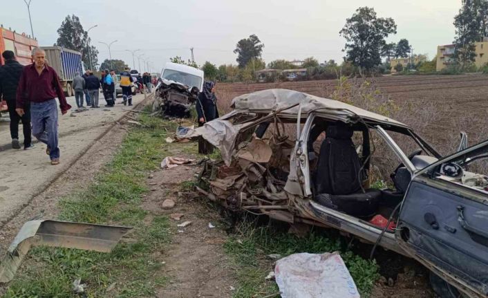 Minibüsle çarpışarak hurdaya dönen TOFAŞ’taki 2 kişi yaralandı