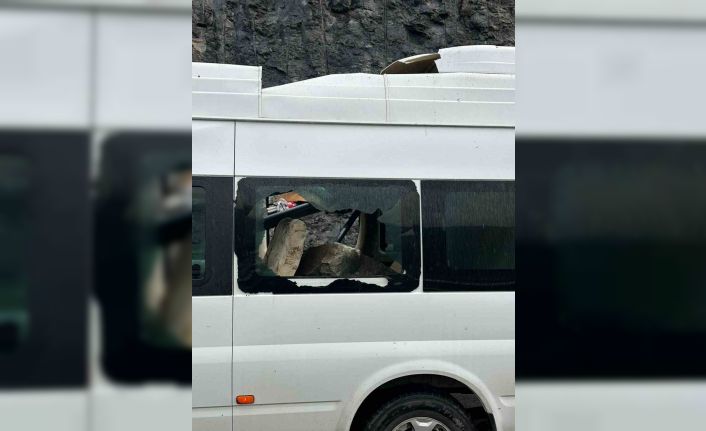 Minibüsün üzerine dev kayalar düştü, 3 kişi şans eseri kurtuldu