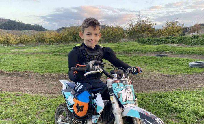 Minik motokrosçu Poyraz Kalender sezonu şampiyonlukla tamamladı