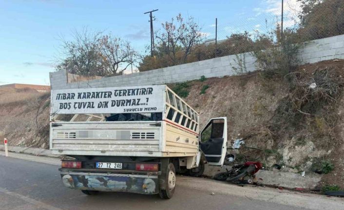 Motosiklet ile kamyonet çarpıştı: 1 ölü