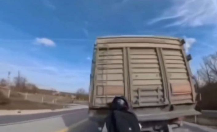 Motosiklet, kamyona arkadan çarptı: 1 yaralı