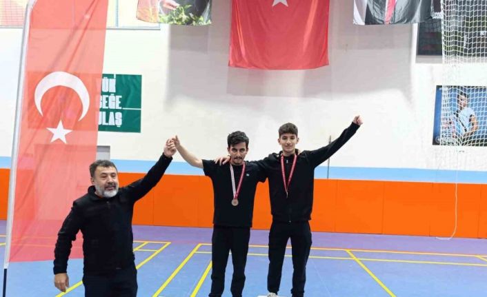 Mudanya Anadolu İmam Hatip Lisesi, güreşte zirveye oturdu