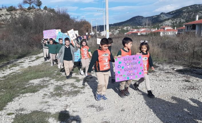Mudurnu’da öğrenciler erozyon farkındalığı için yürüdü